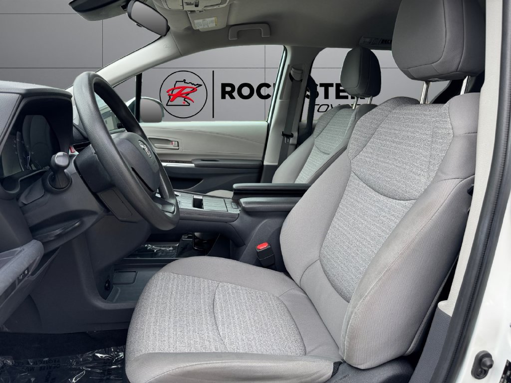 Used 2023 Toyota Sienna LE AWD/4WD image 10