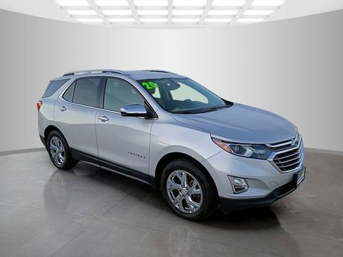 Used 2020 Chevrolet Equinox Premier image 2