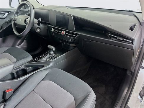 Used 2024 Kia Niro LX image 28