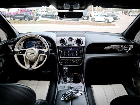 Used 2019 Bentley Bentayga image 29