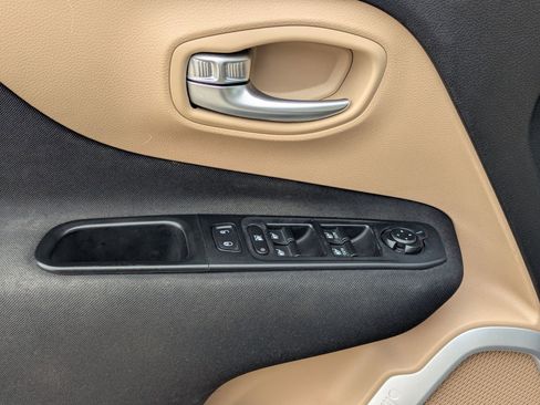 Used 2018 Jeep Renegade Latitude w/ Safety & Security Group image 7