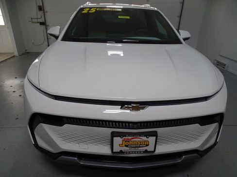 Used 2025 Chevrolet Equinox EV LT FWD image 24