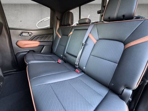 Used 2025 GMC Canyon AT4 w/ AT4 Premium Package AWD/4WD image 28