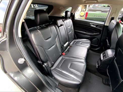 Used 2019 Ford Edge Titanium image 18