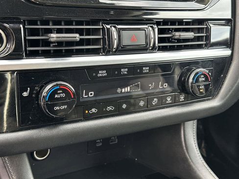 Used 2022 Nissan Pathfinder SV w/ SV Premium Package image 26