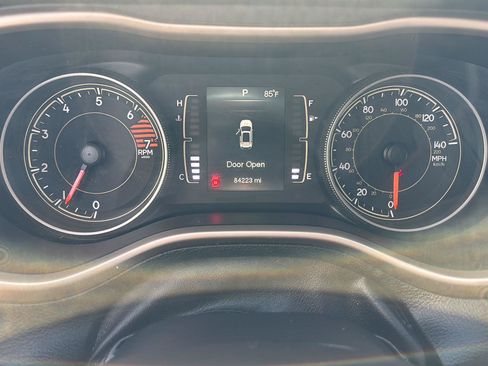 Used 2016 Jeep Cherokee Latitude FWD image 3