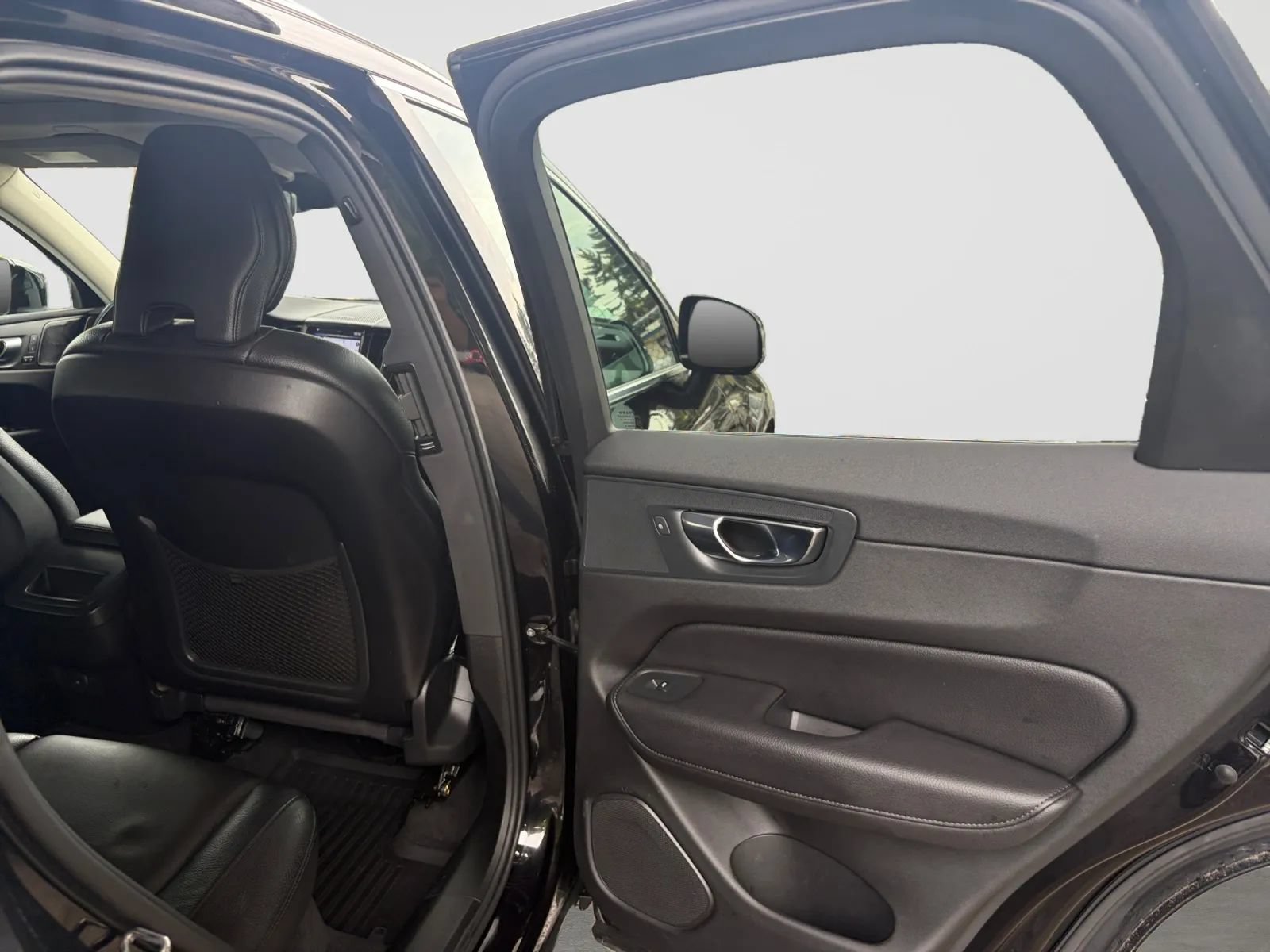 Used 2021 Volvo XC60 T5 Momentum w/ Protection Package Premier AWD/4WD image 17