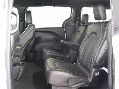 Used 2025 Chrysler Pacifica Select FWD image 15