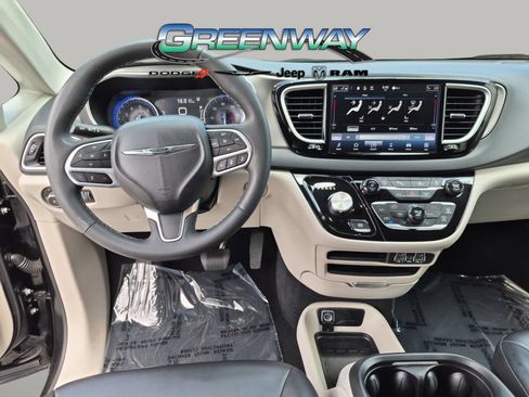 Used 2023 Chrysler Pacifica Touring-L FWD image 10