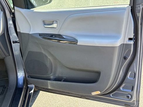Used 2016 Toyota Sienna XLE w/ XLE Navigation Package FWD image 8