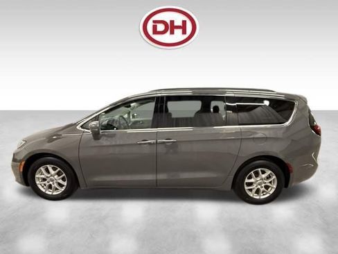 Used 2022 Chrysler Pacifica Touring-L w/ Uconnect Theater Family Group FWD image 9