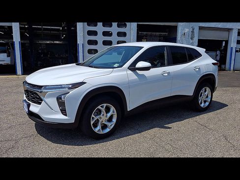 Certified 2024 Chevrolet Trax LS w/ LS Convenience Package FWD image 4