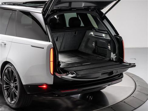 Used 2025 Land Rover Range Rover SE image 30