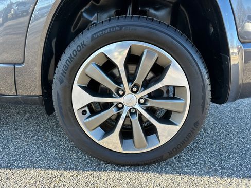 Used 2019 Jeep Cherokee Overland w/ Technology Group image 20