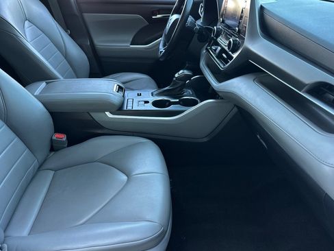 Used 2021 Toyota Highlander XLE FWD image 16
