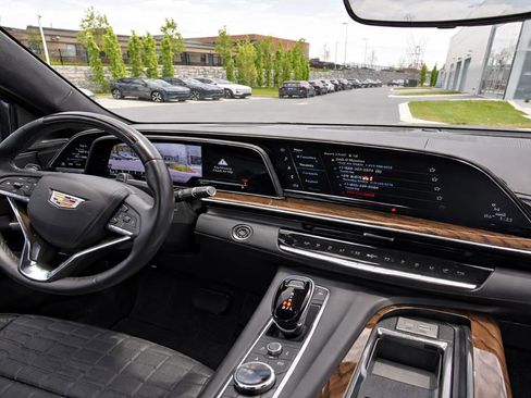 Used 2024 Cadillac Escalade Sport Platinum w/ Heavy-Duty Trailer Package AWD/4WD image 17