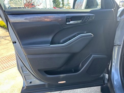 Used 2024 Toyota Highlander Platinum image 11