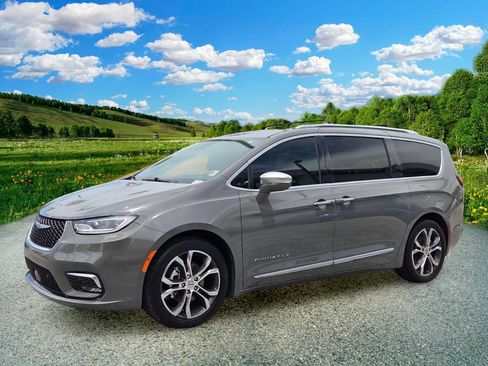 Certified 2022 Chrysler Pacifica Pinnacle FWD image 2