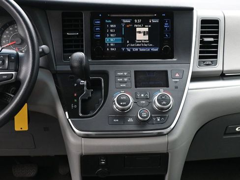Used 2017 Toyota Sienna LE FWD image 10