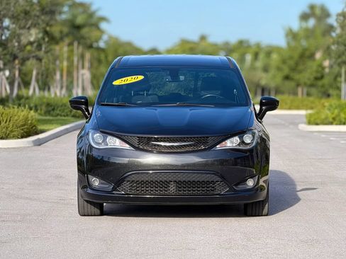 Used 2020 Chrysler Pacifica Touring w/ S Appearance Package FWD image 2