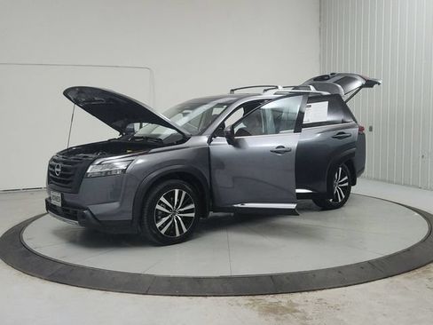 Used 2024 Nissan Pathfinder Platinum FWD image 12