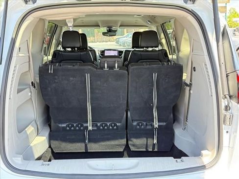 Used 2023 Chrysler Pacifica Touring-L FWD image 16