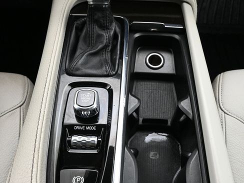 Used 2018 Volvo XC90 T6 Momentum w/ Convenience Package image 18