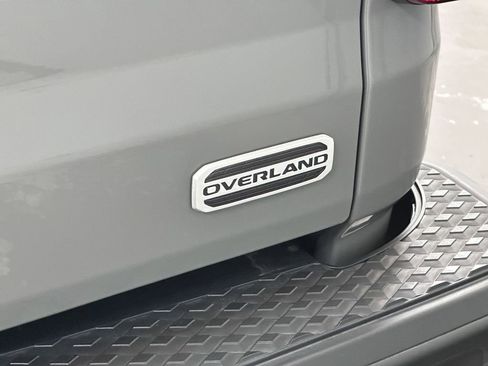 Certified 2021 Jeep Gladiator Overland w/ Cold Weather Group image 17