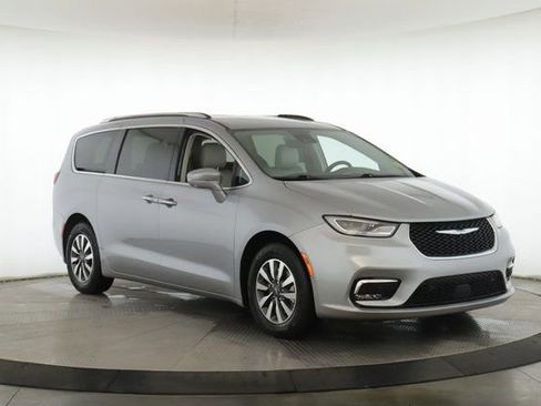 Used 2021 Chrysler Pacifica Touring-L image 2