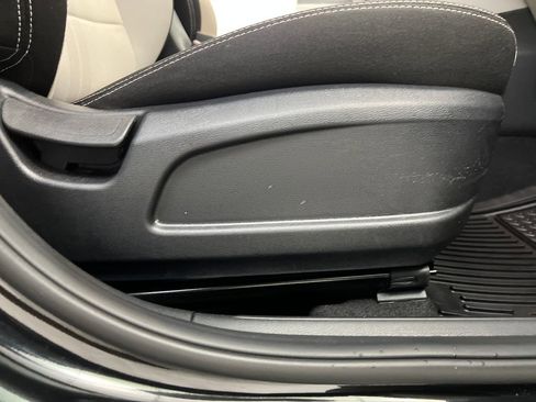 Used 2025 Hyundai Venue SEL FWD image 23