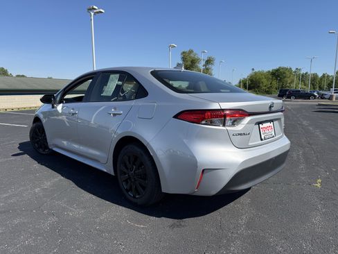 Used 2025 Toyota Corolla LE FWD image 5