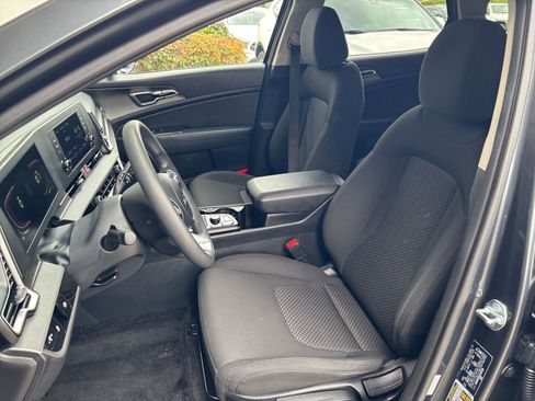 Used 2025 Kia Sportage LX FWD image 35