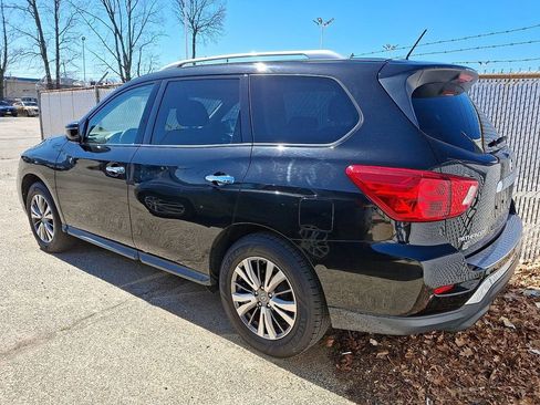Used 2018 Nissan Pathfinder SV w/ SV Tech Package image 10