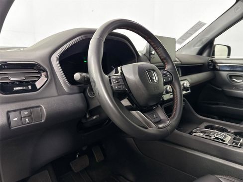 Used 2025 Honda Pilot TrailSport image 4
