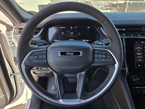 Used 2025 Jeep Grand Cherokee Laredo X image 17