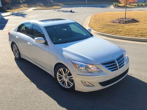 Used 2013 Hyundai Genesis 3.8 w/ Premium Pkg image 4