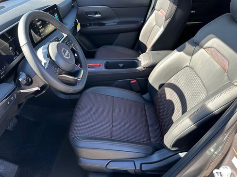 Used 2025 Nissan Kicks SR image 9