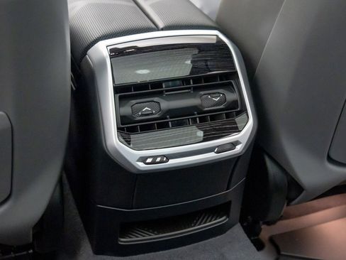 New 2025 BMW i7 M70 image 18