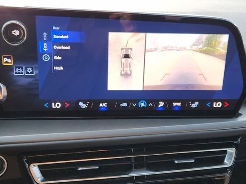 Used 2025 Chevrolet Traverse LT w/ Midnight/Sport Edition image 15