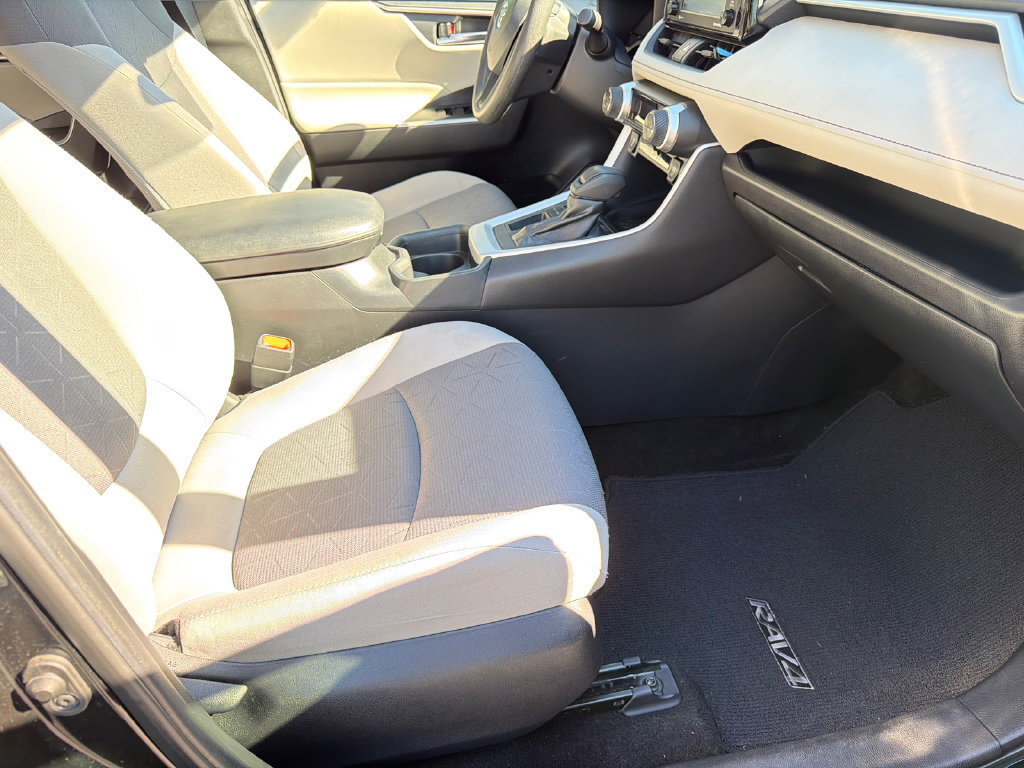 Used 2020 Toyota RAV4 XLE w/ Convenience Package FWD image 17