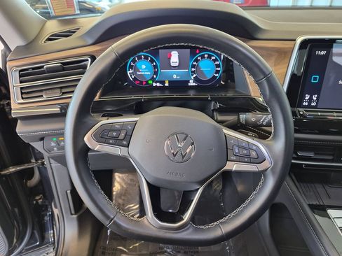 Used 2025 Volkswagen Atlas SE FWD image 17