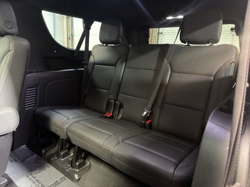 Used 2024 Chevrolet Suburban Z71 w/ Luxury Package AWD/4WD image 18
