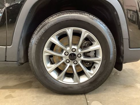 Used 2019 Jeep Cherokee Latitude Plus AWD/4WD image 22