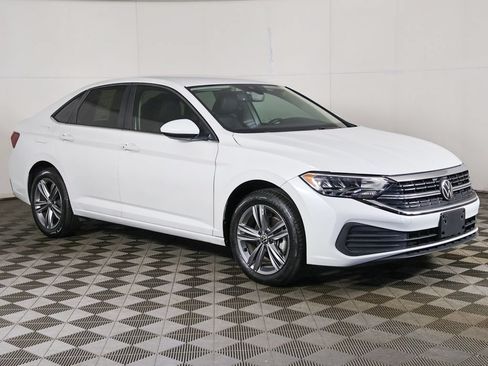 Used 2023 Volkswagen Jetta SE FWD image 2