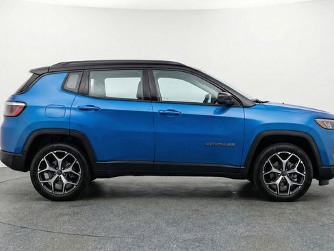Used 2025 Jeep Compass Limited image 11