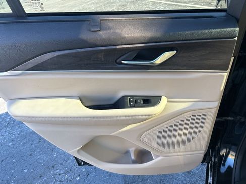 Used 2023 Jeep Grand Cherokee Limited w/ Luxury Tech Group II image 30