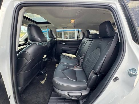 Used 2023 Toyota Highlander XLE FWD image 12