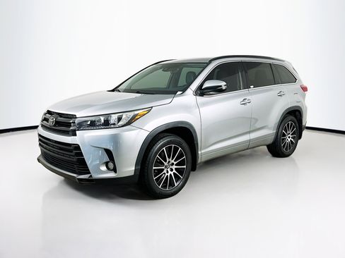 Used 2018 Toyota Highlander SE AWD/4WD image 3