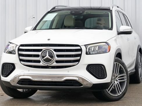 Used 2024 Mercedes-Benz GLS 450 4MATIC image 3