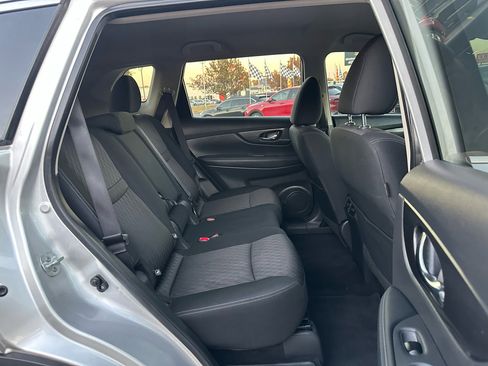 Used 2017 Nissan Rogue SV image 16
